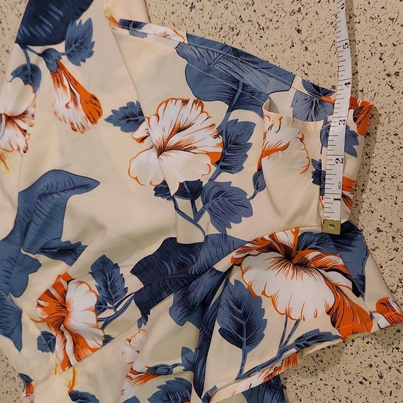 Off Shoulder Tropical Top & Wrap Hem Shorts, size S - Picture 16 of 17